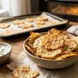 Lascas de polvilho com parmesão: petisco crocante, assado e fácil para qualquer hora