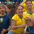 Carol Dantas celebra confirmação de pênalti com abraço do Neymar Pai
