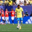 Ausente no pênalti e lento em campo: Neymar fracassa e quase é expulso em eliminação do Brasil na Copa