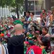Dezenas de chihuahuas vestem camisa do México em apoio a jogadores antes de partida contra Inglaterra