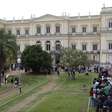 Cinzas do incêndio que atingiu Museu Nacional viram obras de arte em nova exposição