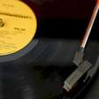 Gravadora aposta em reciclagem de vinil para novas prensagens