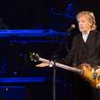 Paul McCartney toca hit dos Beatles pela 1ª vez em 60 anos no casamento de Taylor Swift