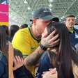 Ferrugem e esposa choram em despedida da filha de 15 anos para intercâmbio na Europa