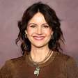 Atriz Carla Gugino revela experiências sobrenaturais fora da ficção: 'Ouvíamos móveis sendo arrastados'