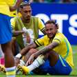 Jogadores do Brasil lamentam e choram em campo após eliminação na Copa; veja fotos