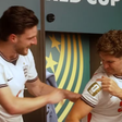 Jogador da Inglaterra finge lesão, 'preocupa' treinador, mas logo começa a dançar; veja vídeo