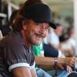 Eddie Vedder bebe cerveja belga até babar em jogo da Copa do Mundo; veja vídeo