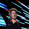 Billie Joe Armstrong (Green Day) lidera grupo em homenagem aos 50 anos dos Ramones