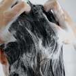 Lavagem inversa: aplicar o condicionador antes do xampu pode deixar o cabelo mais leve?