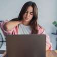 5 exercícios para quem trabalha no computador e aliviar dores no dia a dia