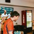 Louis Tomlinson irrita fãs ao assistir a jogo da Copa enquanto faz show