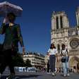 Madeira queimada resgatada da Catedral de Notre-Dame dá origem a guitarra elétrica na França