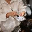 O que causa o cabelo branco? Conheça os fatores que vão além do envelhecimento
