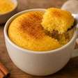 Esqueça o forno: este bolo de fubá de caneca fica macio, saboroso e pronto rapidinho