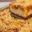Bolo cuca de banana que já sai recheado com muito doce de leite e aquela farofa bem crocante