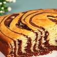 Bolo mesclado fofinho feito a mão, com uma massa linda, molhadinha e perfeita para servir com um café