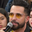 Latino exibe harmonização facial ao lado da esposa em festival; confira o resultado