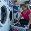 Excesso de roupa na máquina: o hábito comum que prejudica a lavagem