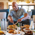 Dwayne Johnson, hoje aos 54 anos e semideus Maui em 'Moana': 'Meu café da manhã típico: 200g de filé mignon, dois ovos inteiros, 110g de aveia em flocos, dois muffins ingleses e meia xícara de mirtilos'