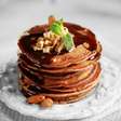 Panqueca proteica de chocolate: a receita prática que transforma seu café da manhã