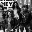 Supergrupo com Billie Joe Armstrong e Travis Barker homenageará os 50 anos da estreia dos Ramones