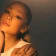 Ariana Grande revela trecho de 'Petal' durante abertura de show. Assista