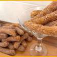 Churros caseiro com uma massa perfeita que fica sequinho por fora e recheado com bastante doce de leite