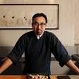 Jun Sakamoto retoma comando do balcão e reforça experiência omakase no restaurante de Pinheiros