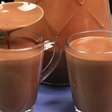 Chocolate quente cremoso feito sem leite condensado de um jeito super fácil, rápido e delicioso