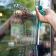 Quer um limpa-vidros caseiro? Veja a receita de álcool e vinagre que não decepciona!
