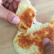 Pão de queijo de frigideira prático e rápido, com casquinha super crocante que todos amam
