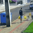 Pai é flagrado chutando filha de 3 anos em rua no Paraná; vídeo causa revolta