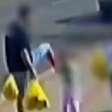 Pai flagrado chutando filha na rua disse à polícia que agressão foi motivada por choro da criança