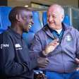 Eliud Kipchoge visita a Arena do Grêmio, encontra Felipão e ganha camisa personalizada