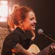 Carol Biazin traz a turnê acústica "Nem Tão Pouco Assim" a Porto Alegre no dia 14 de agosto