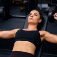Treino de peito para mulheres: por que ele é essencial para a postura e a força