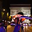 Sem confrontos em Paris, torcedores da França e do Marrocos celebram vitória francesa na Copa