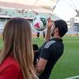Comentarista mata bola no peito e impressiona colega durante ao vivo na TV Flamengo