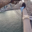 Mulher escala ponte do Brooklyn e é salva por policiais em Nova York; assista