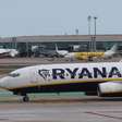 O que se sabe sobre homem que quase foi sugado para fora de avião após janela se soltar em voo