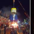 Iranianos queimam boneco gigante de Lego de Trump durante funeral de Khamenei
