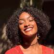 Erika Januza relembra preconceito no início da carreira e transforma capas de revista em símbolo de conquista