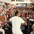 Mumuzinho faz show surpresa na Central do Brasil em prévia de nova turnê