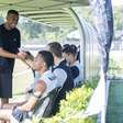 Rayan visita o Vasco após disputar a Copa do Mundo e reencontra elenco no CT