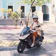 Apresentadora de 67 anos usa scooter para ir trabalhar na Globo