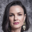 Carolina Kasting, hoje aos 51 anos: 'O tempo passou a ser meu amigo. Ele me ensina coisas incríveis, por exemplo, que sou muito mais bonita hoje porque aprendi a me amar, a aceitar as minhas dificuldades e qualidades'