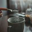 Por que algumas pessoas colocam bicarbonato no café? A ciência explica se faz diferença