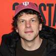 Ator Jesse Eisenberg explica decisão de doar rim a um desconhecido: 'Senso de responsabilidade'