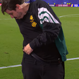 Narrador da CazéTV coloca cinto ao vivo após fim de jogo
